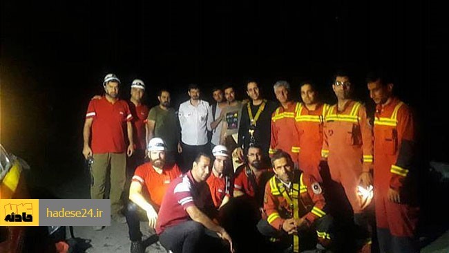 سه کوهنوردی که در وضعیت خطرناکی در ارتفاعات رندان امامزاده داود(ع) گرفتار شده بودند با تلاش گروه امداد و نجات کوهستان سازمان آتش نشانی تهران نجات یافتند.