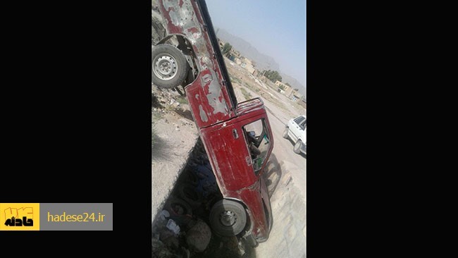 کودکان بازیگوش با خلاص کردن خودروی تویوتا و هل دادن آن سبب سقوط خودرو به داخل کانال رودخانه ولی آباد خاش شدند . این واقعه عصر روز گذشته رخ داد و خسارت جانی نداشته، اما خودرو آسیب دیده و همچنان داخل کانال واژگون است .