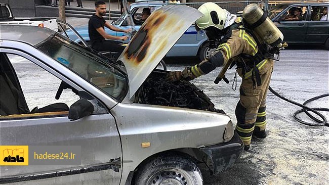 شعله های سرکش آتش که موتور خودرو سواری را در خیابان پاسداران در بر گرفته بود، با حضور به موقع آتش نشانان مهار و خاموش شد.