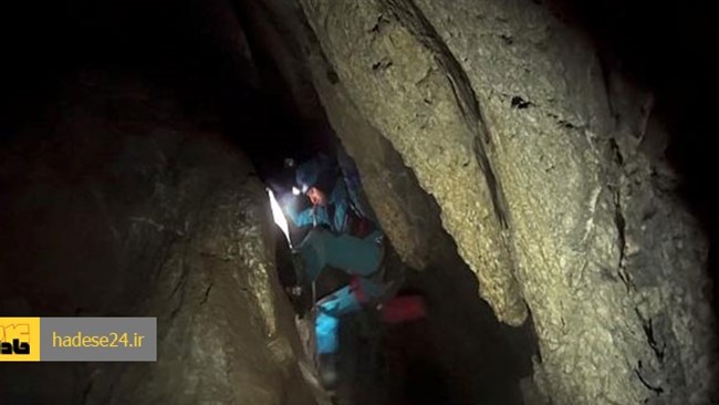 مقامات لهستان از تلاش بیش از ۲۴ امدادگر برای نجات دو غارنوردی خبر داده‌اند که در غاری واقع در کوه‌های تاترای این کشور گرفتار شده‌اند.
