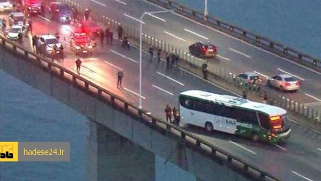 یک مهاجم نقاب‌دار با متوقف کردن یک اتوبوس روی پل ارتباط‌دهنده شهر‌های ریودوژانیرو به نیتروی در برزیل، همه سرنشینان اتوبوس را گروگان گرفت.