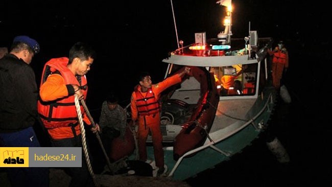 امدادگران اندونزیایی از روز گذشته (جمعه) در جست‌وجوی ۳۰ نفری هستند که در پی آتش‌سوزی در یک کشتی حوالیِ سواحل جزیره جاوا مفقود شده‌اند.