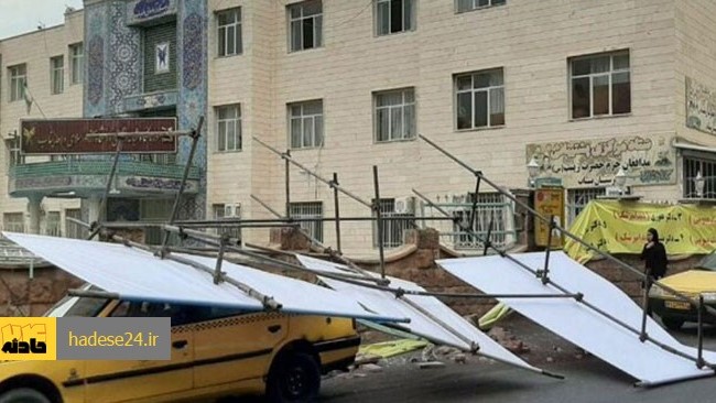طوفان شدید دیوار دانشگاه آزاد بناب را فرو ریخت و خسارت هایی را به وجود آورد.