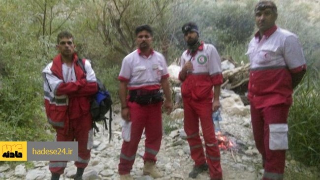 ۲ جوان گردشگر که به کوهستان کلار- بروجن- رفته بودند با تاریکی هوا در دره های این کوهستان گرفتار شدند، نیروهای امدادی هلال احمر برای یافتن سرنخی از آنها، ۶ ساعت در اعماق دره جست و جو کردند.