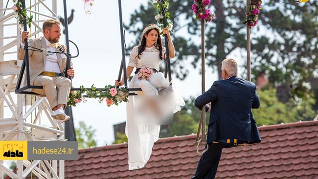 عروس جوان که در رشته بندبازی با موتورسیکلت مهارت دارد مراسم جشن ازدواج خود را در ارتفاع ۳۳ متری برگزار کرد.