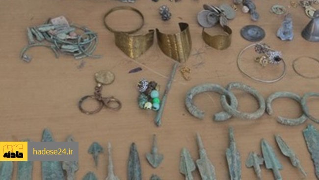 فرمانده انتظامی استان اردبیل از کشف 45 قطعه عتیقه مربوط به هزاره دوم قبل از میلاد خبر داد و گفت: در این رابطه یک قاچاقچی دستگیر شد.