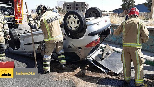 واژگونی یک دستگاه خودروی سواری در بزرگراه شهید فهمیده خسارت مالی بر جای گذاشت.