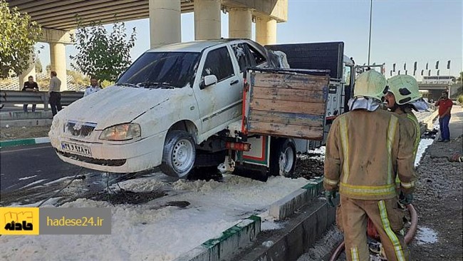 یک دستگاه خودروی سواری در حال انتقال با کامیونت باری در بزرگراه آزادگان به یکباره آتش گرفت و با حضور به موقع آتش نشانان مهار و خاموش شد.