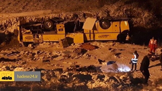 هویت ۸ تن از جانباختگان حادثه واژگونی اتوبوس مسافربری اصفهان - تبریز توسط پزشکی قانونی استان زنجان احراز و برای آنان جواز دفن صادر شد.