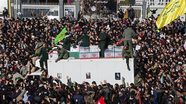 مدیرکل امنیتی و انتظامی استانداری کرمان گفت:در مراسم تشییع امروز در بخشی از مسیر به دلیل ازدحام بسیار بالا و فشار جمعیت تعدادی از مردم زیر دست و پا جان باختند.