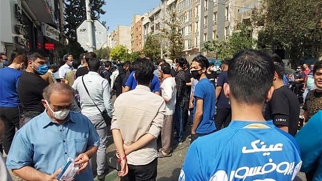 هواداران تیم فوتبال استقلال به نشانه اعتراض به وضعیت تیم‌شان و بلاتکلیفی مدیرعامل و سرمربی این تیم مقابل باشگاه تجمع کردند.