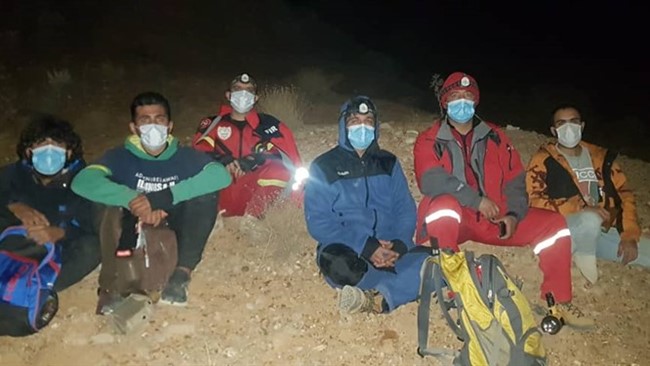 با تلاش بی وقفه و شش ساعته گروه امداد و نجات کوهستان سازمان آتش نشانی شیراز دو جوان که در ارتفاعات کوه سرخ روستای قلات مفقود و گرفتار شده بودند نجات یافتند.