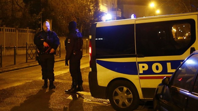 یک معلم فرانسوی که اخیرا سر کلاس درس کاریکاتورهایی از پیامبر اسلام را نشان داده بود در نزدیکی پاریس سر بریده شد. فرد مهاجم که با چاقو به این معلم تاریخ حمله کرده بود به ضرب گلوله پلیس فرانسه کشته شد.