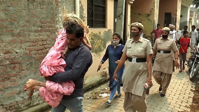 زن هندوستانی که به مدت ۱۸ ماه توسط شوهر بی رحمش در توالت خانه اش زندانی بود توسط پلیس نجات یافت.