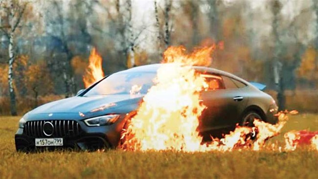 مردی در روسیه که مدعی بود خودروی بنز 170هزار دلاری‌اش کیفیت لازم را ندارد آن‌را آتش زد.