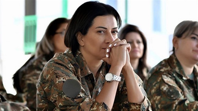 آنا هاکوبیان همسر نیکول پاشینیان نخست وزیر ارمنستان به اتفاق شماری از زنان دیگر یک دوره آموزش نظامی را آغاز کردند.