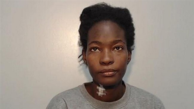 زن جوانی که به هم اتاقی خود را برای رد شدن درخواست پناهندگی اش ۳۰ ضربه چاقو زده بود به جرم اقدام به قتل وی بازداشت شد.