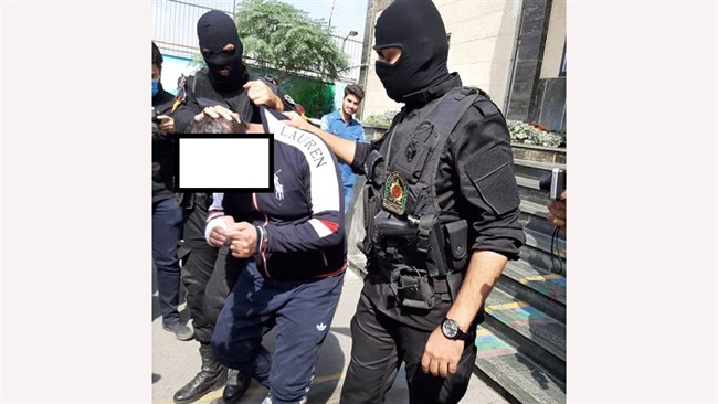 شرور سابقه داری که تحت تعقیب پلیس امنیت عمومی تهران بزرگ قرار داشت ، پس از دستگیری در محله مشیریه گردانیده شد .