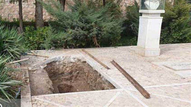 تصویری از محل دفن خسرو آواز ایران در کنار آرامگاه اخوان ثالث در آرامگاه فردوسی در توس را منتشر کرد.
