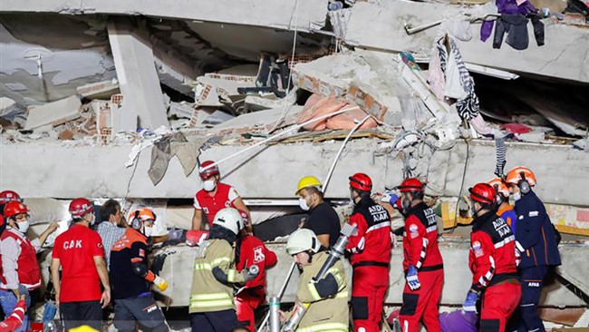 امدادگران ترک پس از دو روز پیرمرد ۷۱ ساله ای را از آوار زلزله زنده بیرون کشیدند.