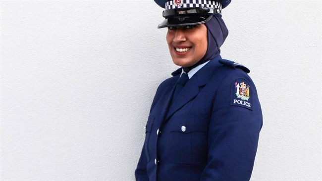 زینا علی، نخستین زن مسلمان و محجبه ای است که با پیوستن به پلیس نیوزیلند، با لباس مخصوص پلیس مشغول به خدمت شده است.