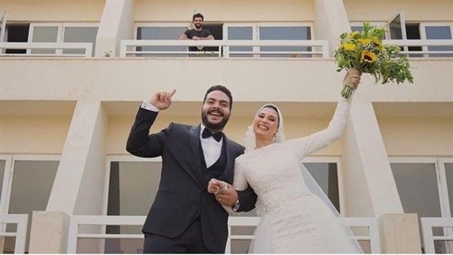 عروس و داماد مصری به هتل محل قرنطینه محمد صلاح رفتند و عکسی از راه دور با او گرفتند.