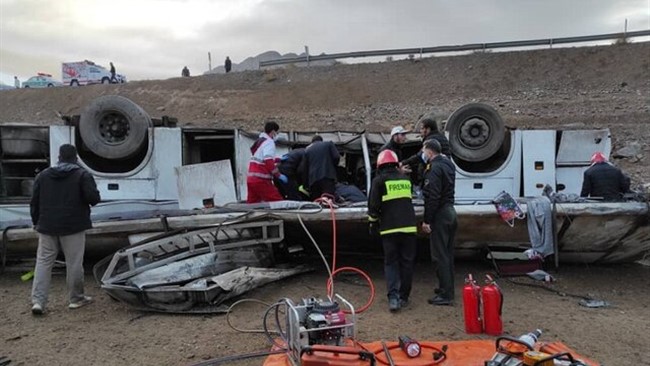 صبح امروز حادثه واژگونی اتوبوس کارکنان پالایشگاه اصفهان ۴ کشته و ۱۷ مصدوم به جا گذاشت.