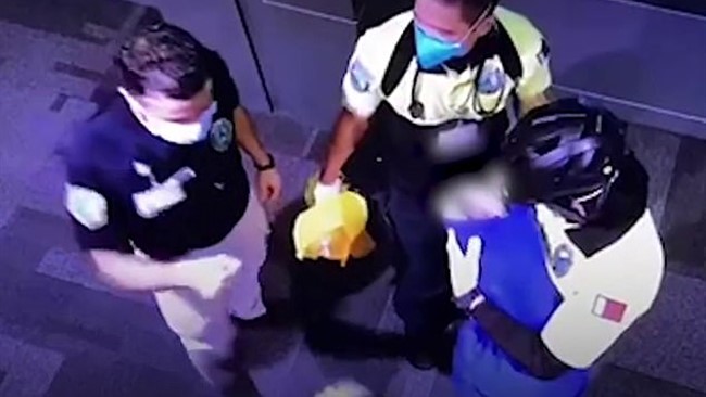 ماموران پلیس فرودگاه قطر زنی را که نوزاد تازه متولد شده اش را در سطل زباله سرویس بهداشتی رها کرده بود تابمیرد بازداشت کردند.