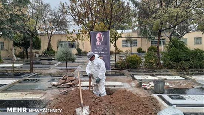 صبح یکشنبه ۹ آذر پیکر پرویز پورحسینی در قطعه هنرمندان بهشت زهرا (س) به خاک سپرده شد.