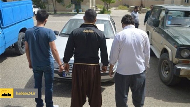 اعضای باند سارقان مسلح که طی 10 سال به 2بانک و 3طلافروشی در استان آذربایجان شرقی دستبرده زده و در جریان این سرقت‌ها 3نفر را به قتل رسانده بودند دستگیر شدند.