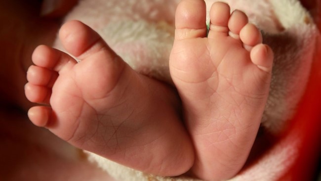 با کشف جسد نوزاد تازه متولد شده در باغ خصوصی ماموران پلیس مادر کودک را شناسایی کردند.