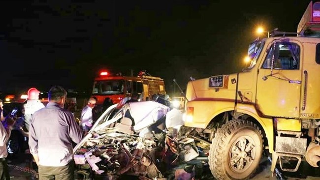 رئیس پلیس راه استان قم از برخورد یک دستگاه کامیون با نیوجرسی در جاده قدیم قم – تهران خبر داد و گفت: بر اثر این حادثه راننده و سرنشین خودرو در دم فوت کردند.