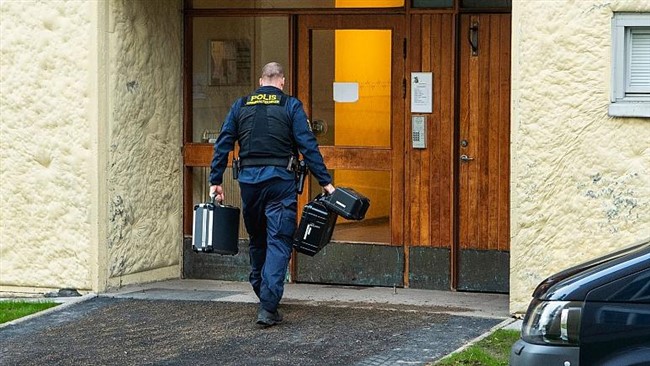 یک زن سوئدی که پسرش را به مدت ۲۸ سال در خانه زندانی کرده بود، بازداشت شد.