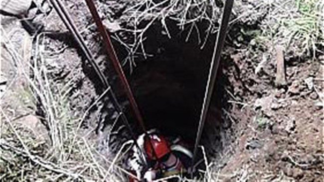 پسر 9 ساله ای که به داخل چاه 15 متری در یک زمین در حال ساخت سقوط کرده بود، توسط آتش نشانان زنده نجات پیدا کرد.