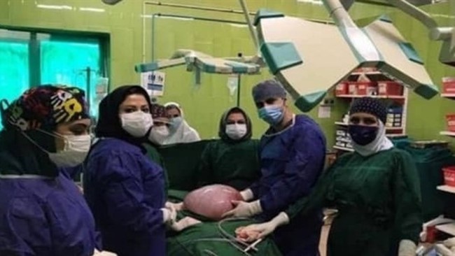 رئیس بیمارستان کوثر ارومیه گفت: به همت متخصصان ارومیه‌ای در یک عمل جراحی موفقیت آمیز، از شکم یک بانوی ۷۰ ساله اهل ارومیه‌ توده بزرگ تخمدان ۱۱ کیلوگرمی خارج شد.