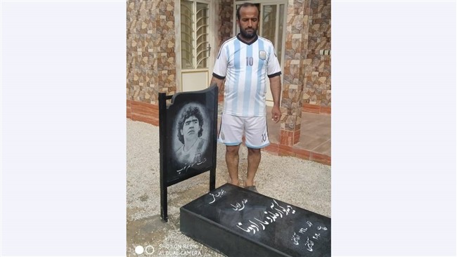 یکی از علاقه مندان به دیگو مارادونا به عشق او سنگ قبرش را در حیاط خانه اش ساخته است.