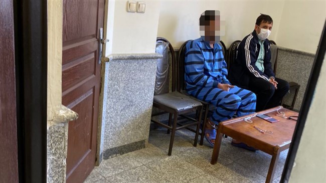 مرد جوانی که متهم است پنج سال قبل با ضربه چاقو چشم همکارش را نابینا کرده و به مدت 5 سال متواری شده بود صبح روز گذشته در دادگاه کیفری استان تهران محاکمه شد.