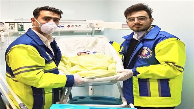 رییس مرکز مدیریت حوادث و فوریت‌های پزشکی استان قزوین گفت: کارشناسان اورژانس در حال انتقال یک مادر باردار به بیمارستان بودند که نوزاد در خودروی اورژانس به دنیا آمد.