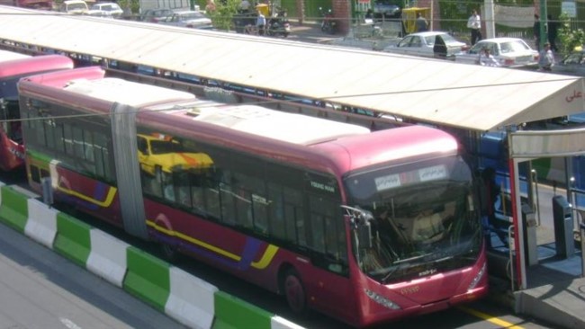 رئیس اداره تصادفات پلیس راهور پایتخت از تصادف یک دستگاه اتوبوس BRT با عابر پیاده در  خیابان دماوند خبر داد و گفت: این حادثه ۳ مصدوم بر جای گذاشت.