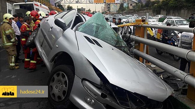 سخنگوی سازمان آتش‌نشانی شهرداری تهران، از برخورد شبانه یک دستگاه خودرو ۲۰۶ با گاردریل‌ها و درختان وسط بزرگراه خرازی خبر داد که منجر به فوت یک نفر و مصدومیت شدید دو نفر دیگر شد.