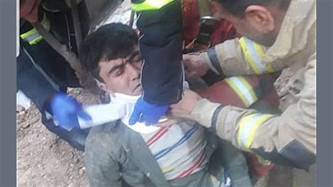 با تلاش بی وقفه آتش نشانان کارگر جوانی که در اعماق چاه ساختمان در حال احداث گرفتار شده بود، نجات یافت.