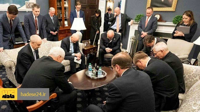 برخی خبرگزاری‌های اصولگرا نظیر فارس این تصویر منتشره از کاخ سفید را که در آن مایک پنس هم حضور دارد این گونه تفسیر کرده‌اند که دعایی‌ست علیه شیوع کرونا در آمریکا!