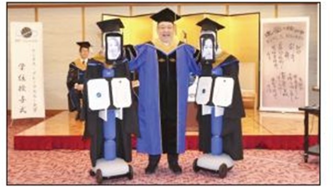 همزمان با شیوع گسترده ویروس کرونا در جهان، دانشگاهی در ژاپن مراسم فارغ‌التحصیلی دانشجویانش را به کمک روبات‌هایی که از راه دور کنترل می‌شدند، برگزار کرد.