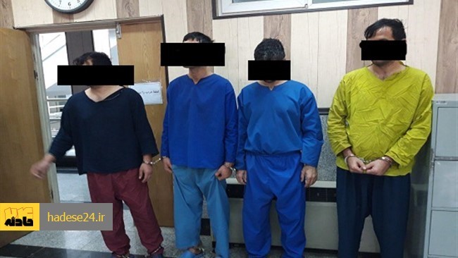 سرکلانتر هفتم پایتخت از دستگیری ۴ سارق حرفه‌ای مغازه‌های بازار تهران خبر داد و گفت: از مخفیگاه متهمان تعدادی اموال سرقتی به ارزش یک میلیارد ریال کشف شد.