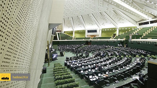 در پی اخطار یکی از نمایندگان و رای موافق مجلس طرح سه فوریتی تعطیلی یک ماهه کشور از دستور کار پارلمان خارج شد.