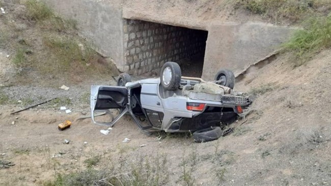 بر اثر سقوط یک دستگاه خودروی پژو در پل در استان سمنان، راننده آن مصدوم شد.