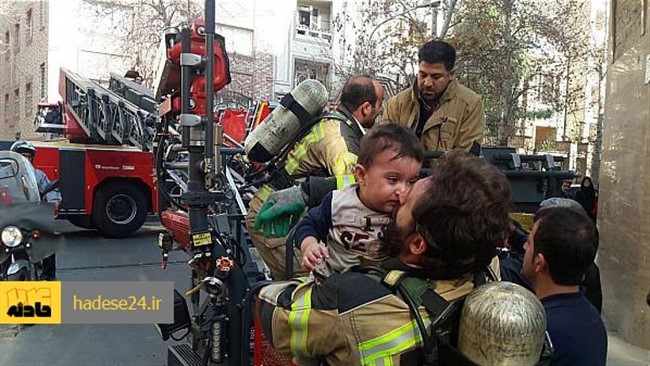 سه نفر از ساکنان یه منزل مسکونی که در میان دود و شعله محبوس شده بودند توسط آتش نشانان نجات یافتند