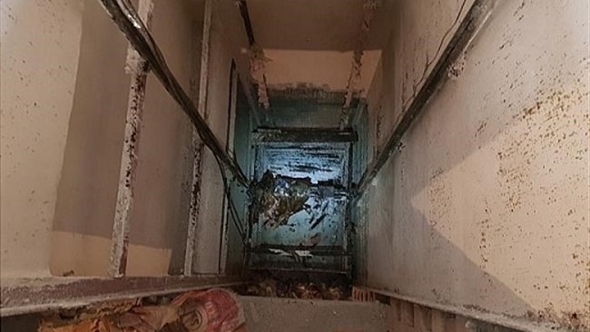 کارگر ۲۰ ساله که در حال کار کردن در یک ساختمان در حال احداث بود به داخل چاهک آسانسور سقوط کرد.