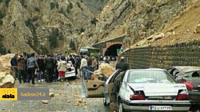 رئیس پلیس راه البرز گفت: آزاد راه کرج- چالوس به دلیل ریزش سنگ مسدود شده است.