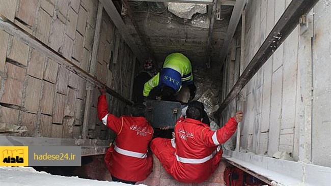 سقوط دو کارگر ساختمانی به چاهک آسانسور در شهرک ولیعصر، آتش نشانان را به محل حادثه کشاند.